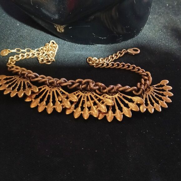 Stella & Dot Gold Tone Coral Red Fan Statement Necklace Chunky Chain - Picture 8 of 8